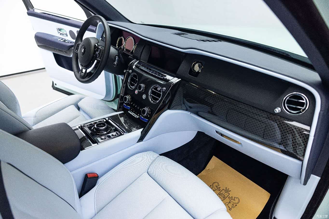 Rolls-Royce Cullinan, 2023 15