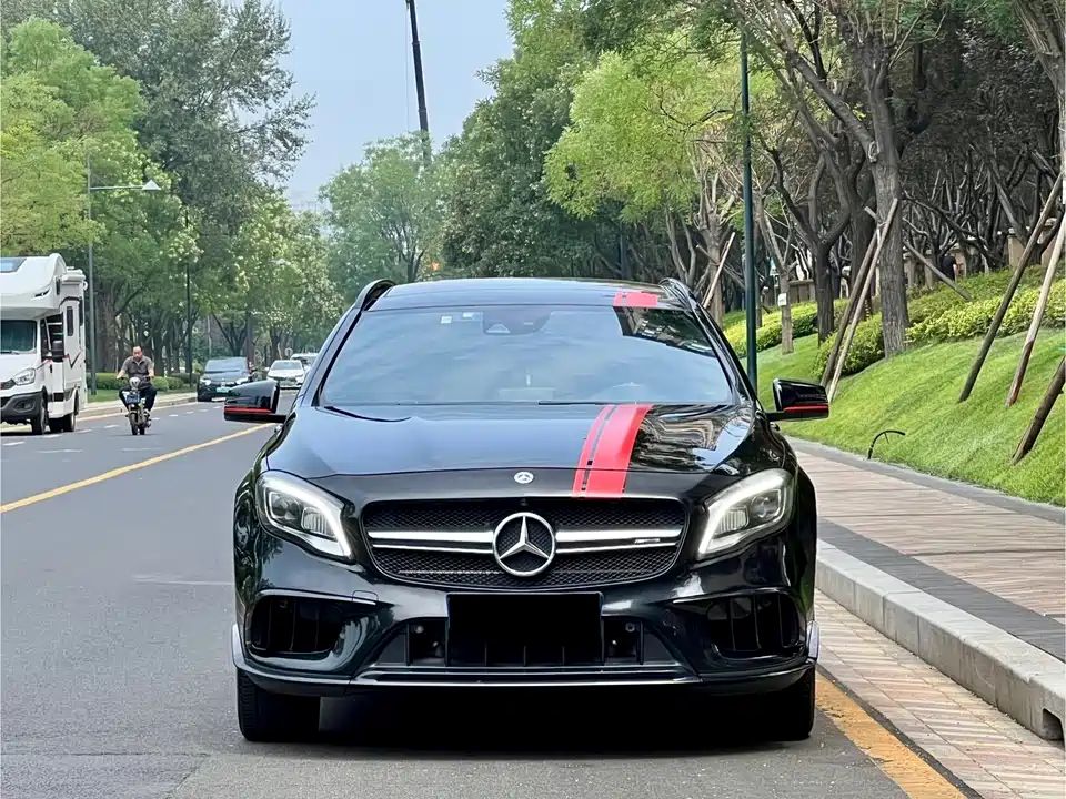 Mercedes-Benz GLA AMG Mercedes-Benz GLA AMG