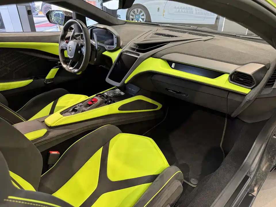 Lamborghini Revuelto