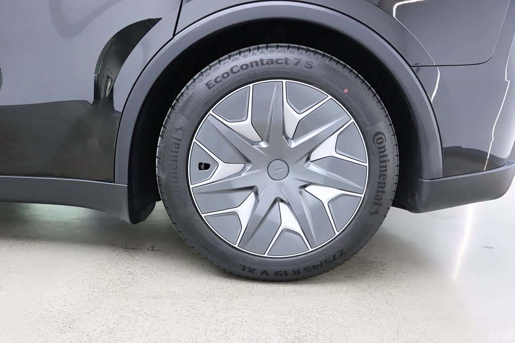 Tesla Model Y, 2026 27