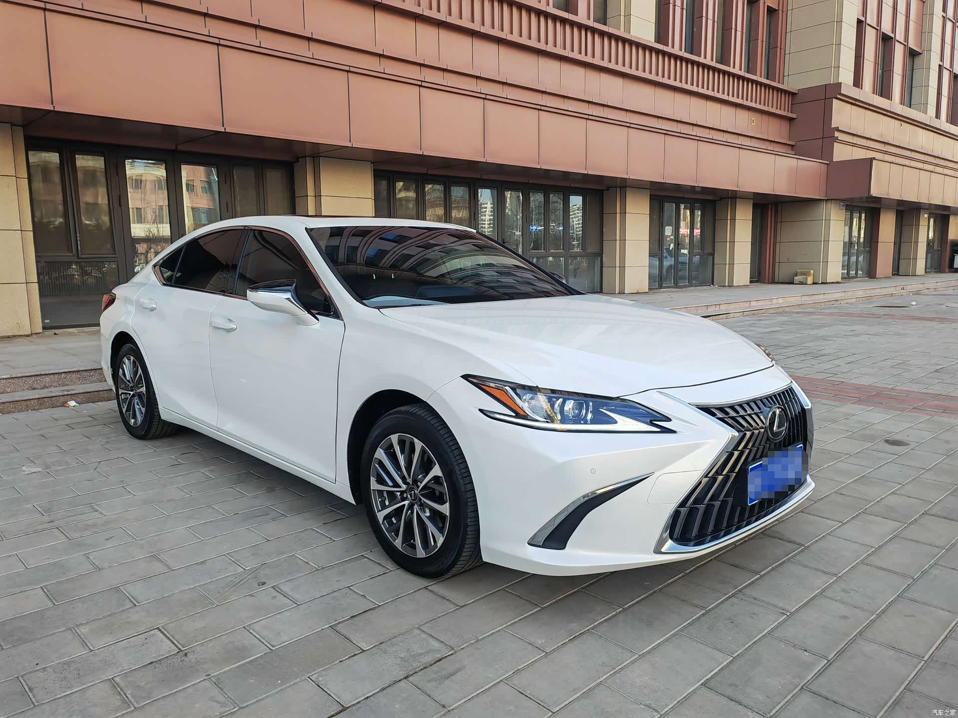 Lexus ES, 2022 3
