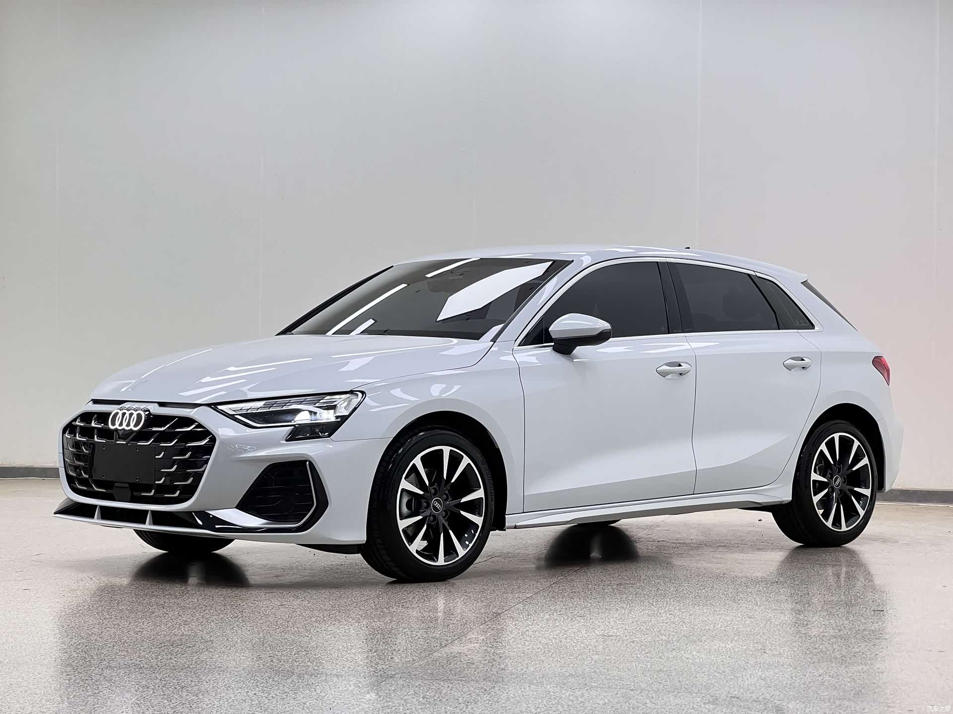 Audi Flying Spur, 2024 1