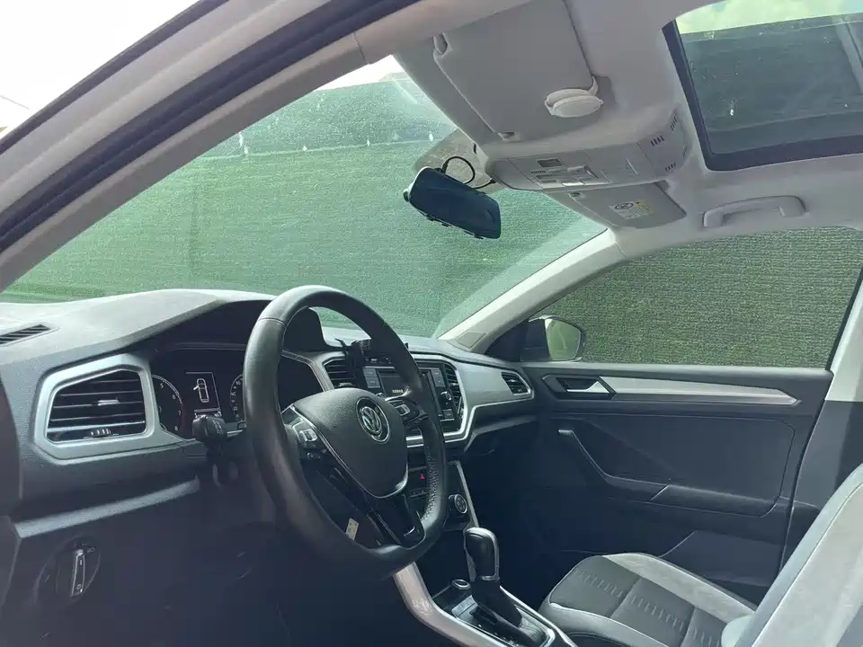 Volkswagen T-ROC exploring Songs