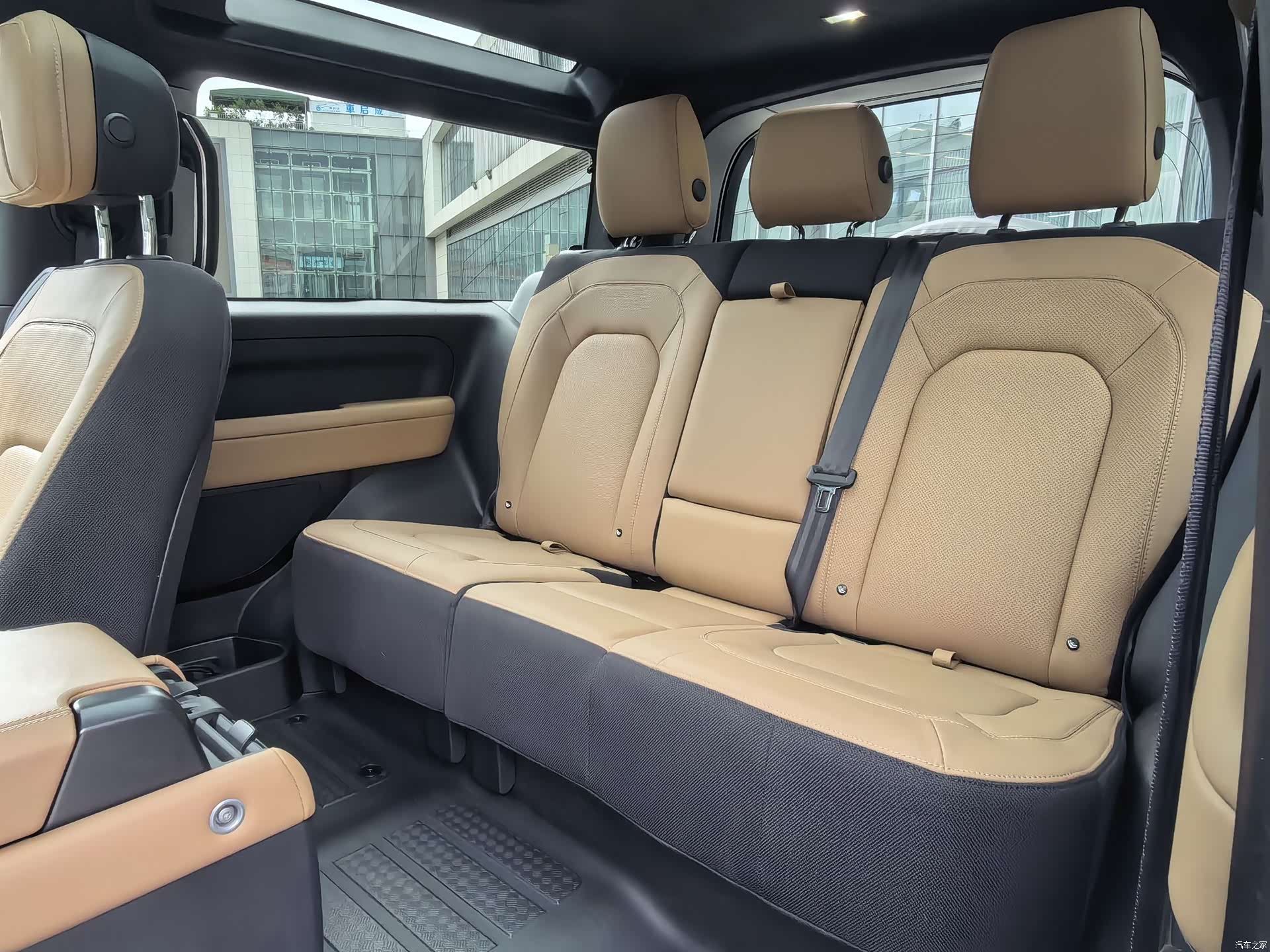 Land Rover Defender, 2025 10