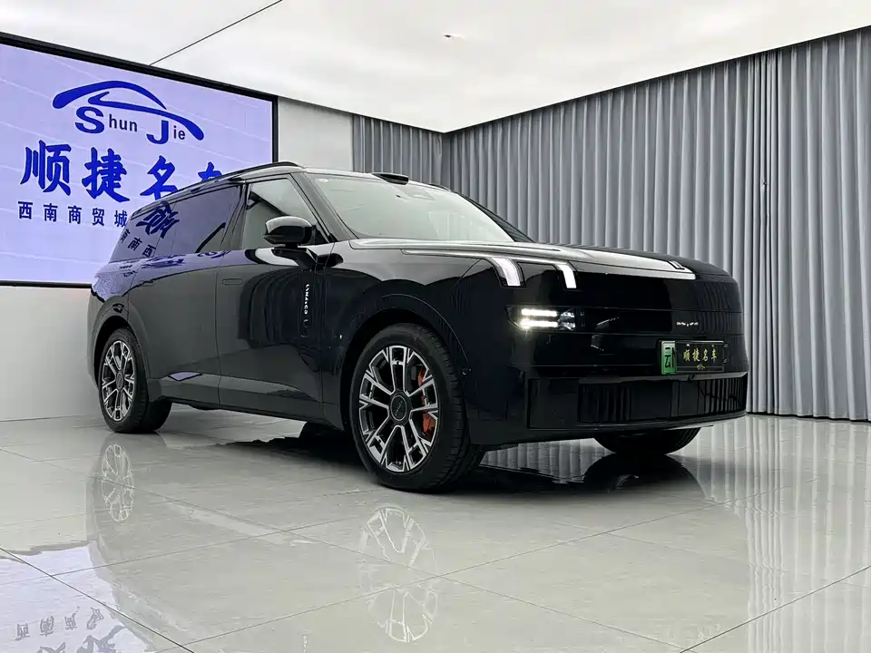 Lynk & Co 900