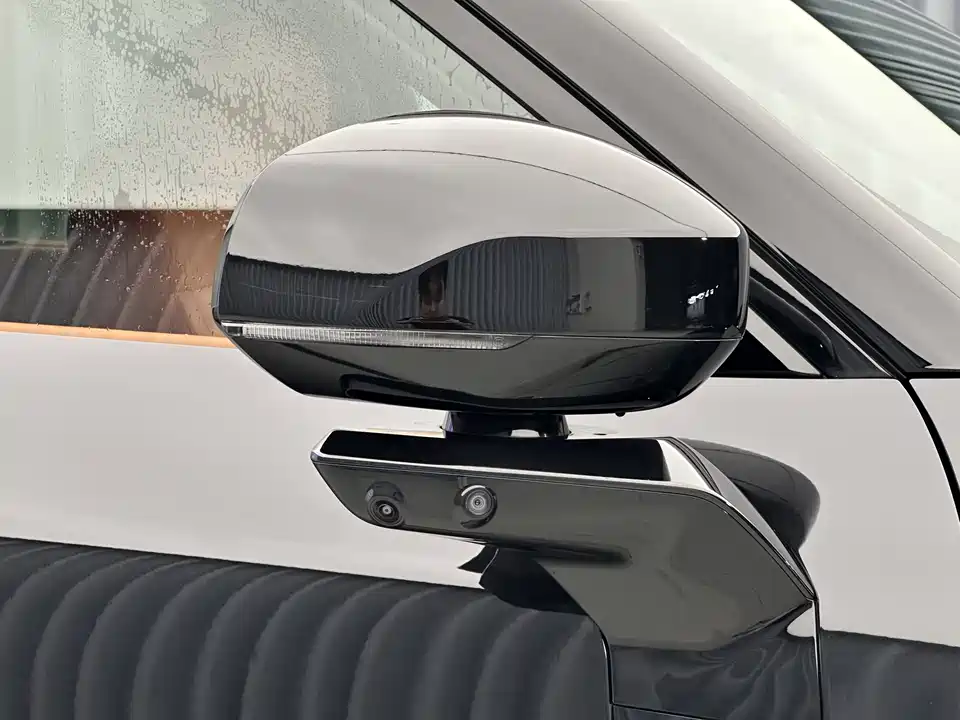 Lynk & Co 900