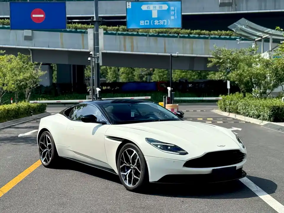 Aston Martin DB11