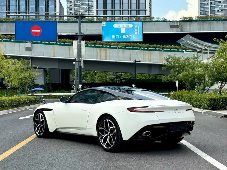 Aston Martin DB11