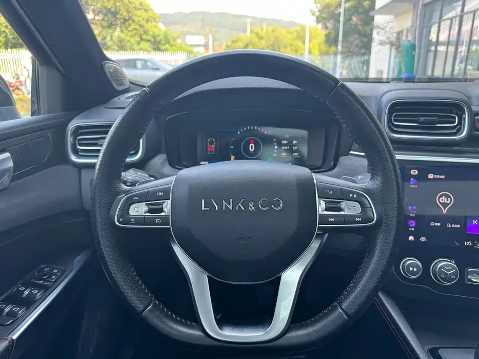 Lynk & Co 03