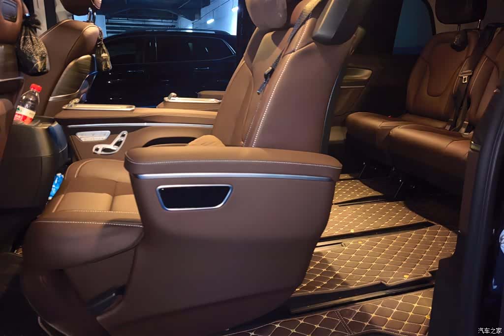 Mercedes-Benz V-Class, 2025 11