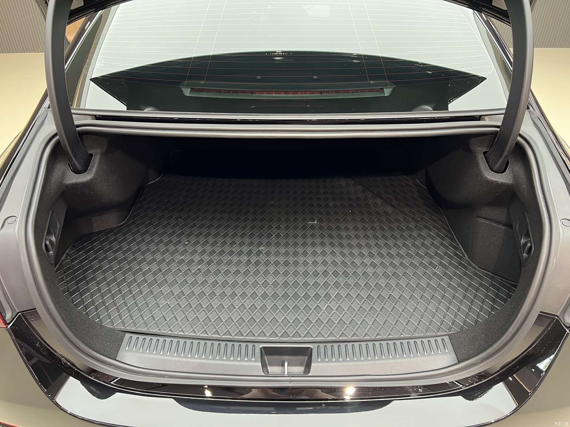 Mercedes-Benz E-Class, 2024 15
