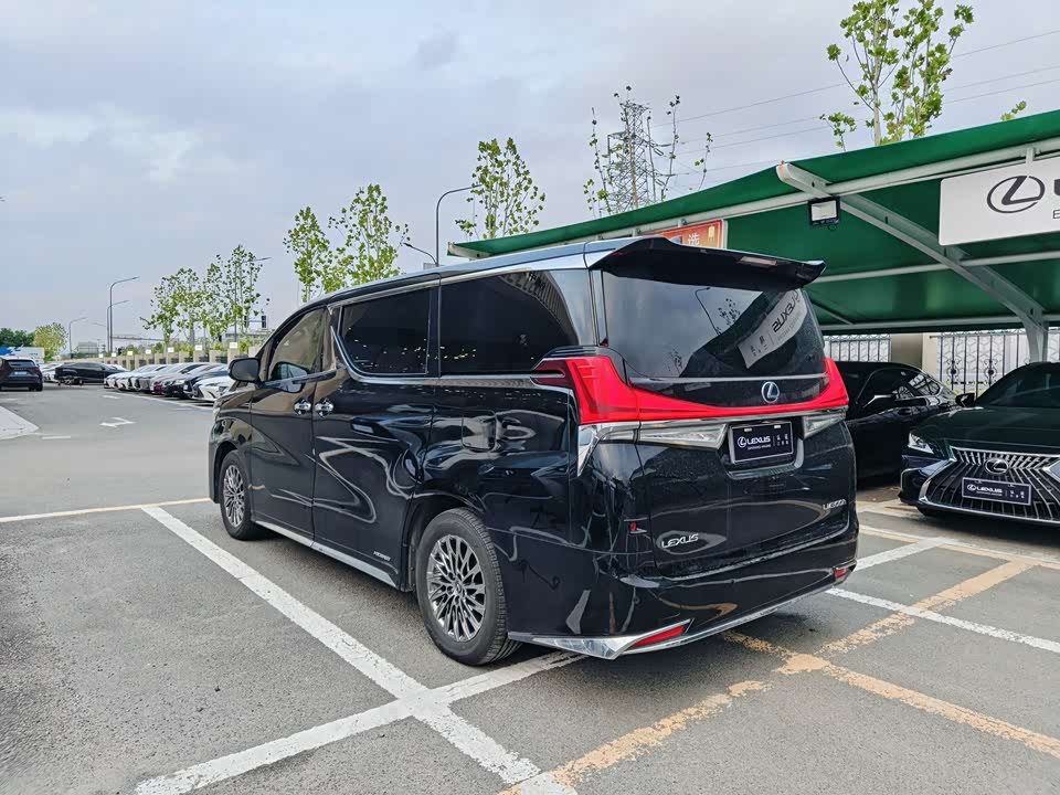 Lexus LM