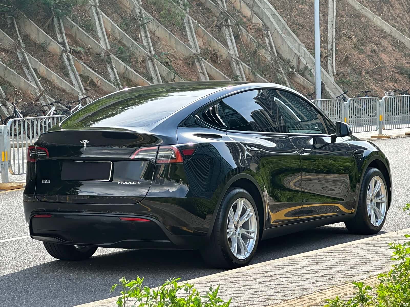 Tesla Model Y, 2023 4