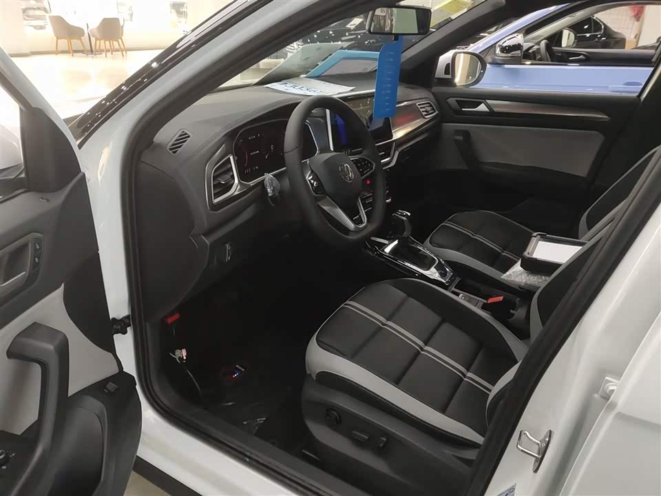 Volkswagen T-ROC exploring Songs