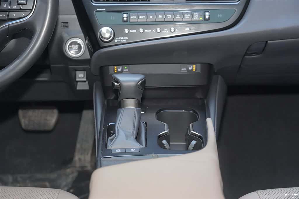 Lexus ES, 2024 17