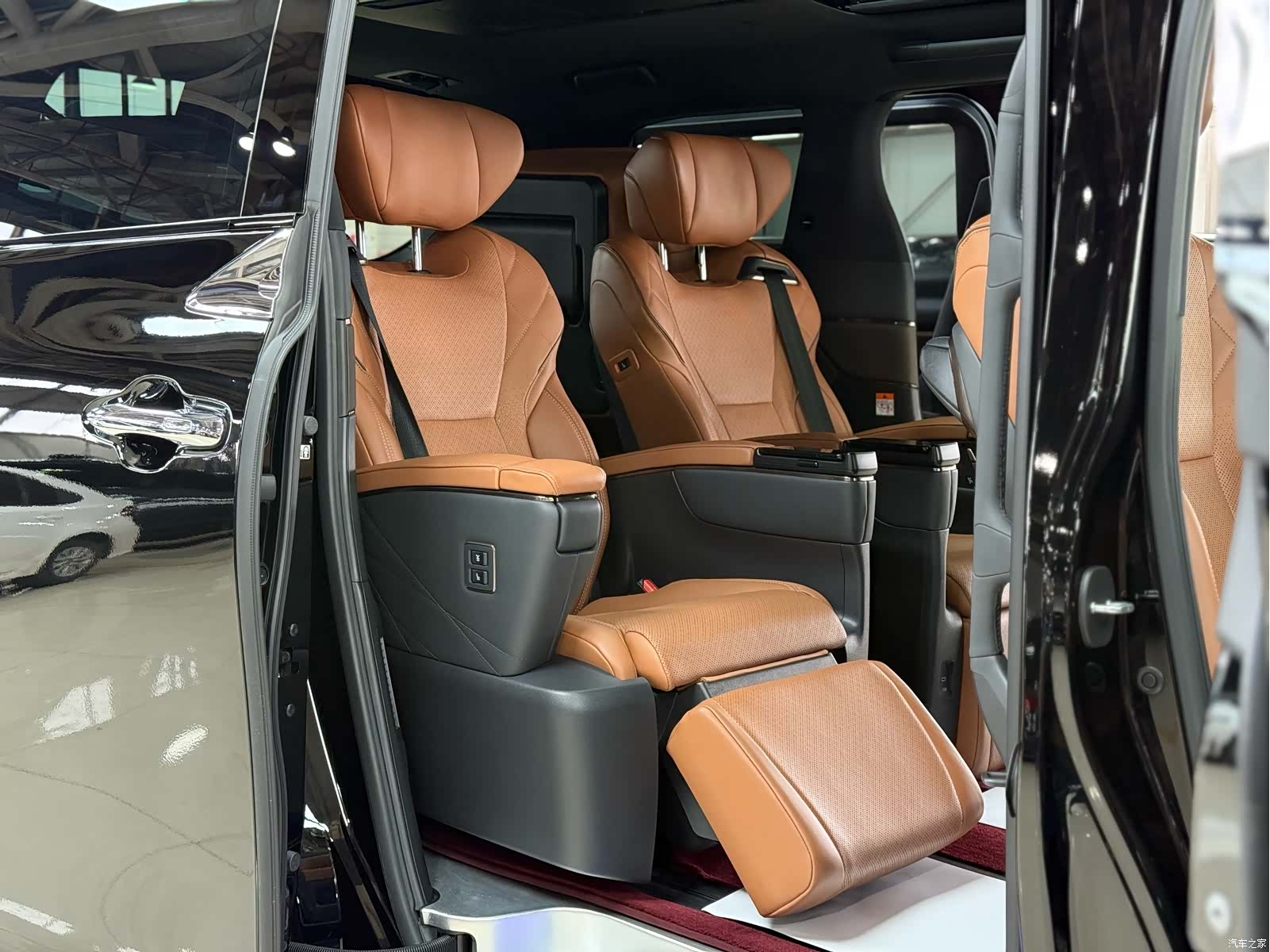 Toyota Alphard, 2023 19