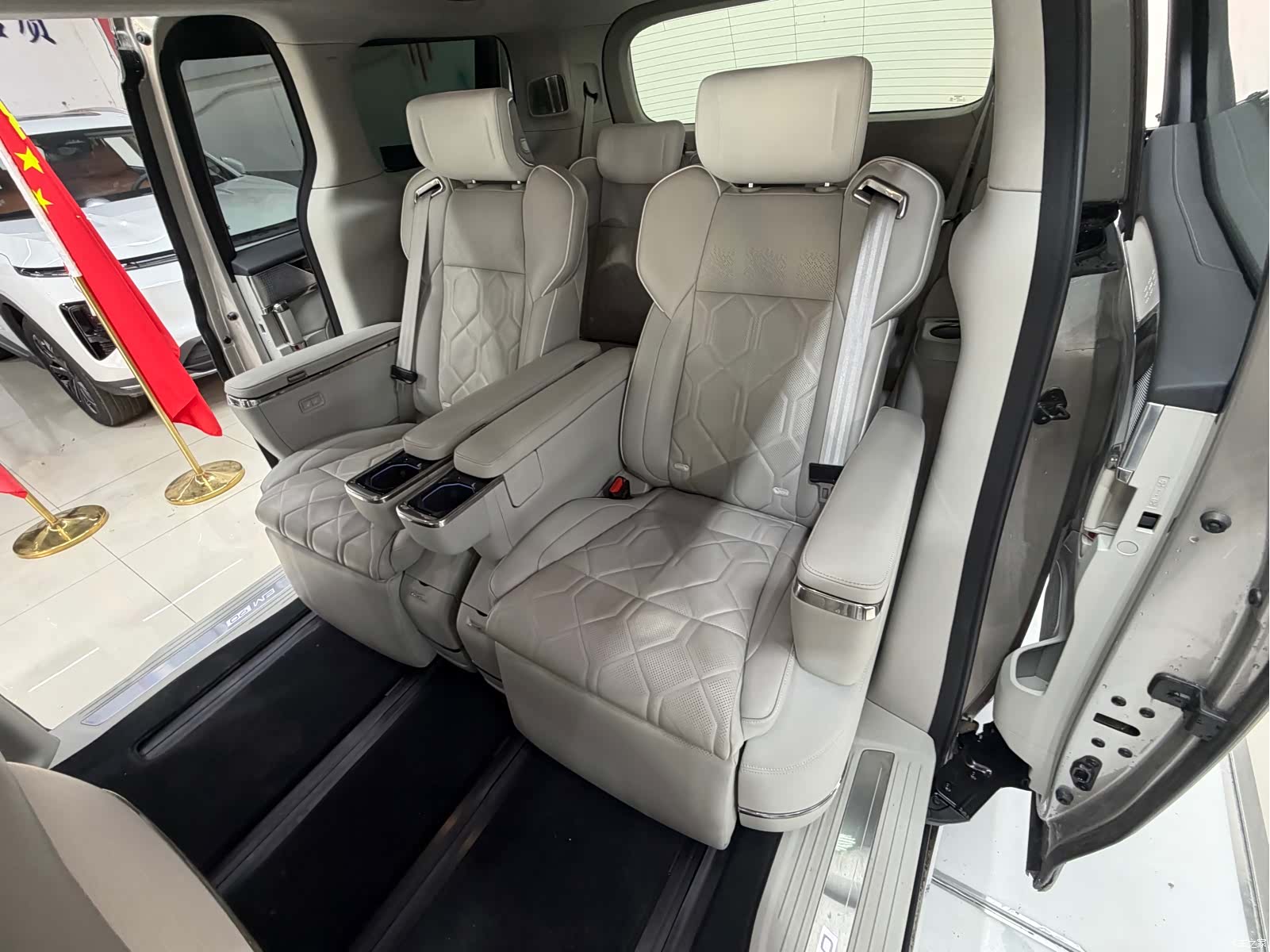 Volvo EM90, 2024 15