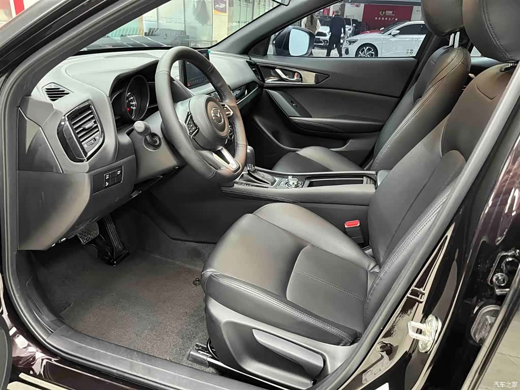 Mazda CX-4, 2023 11