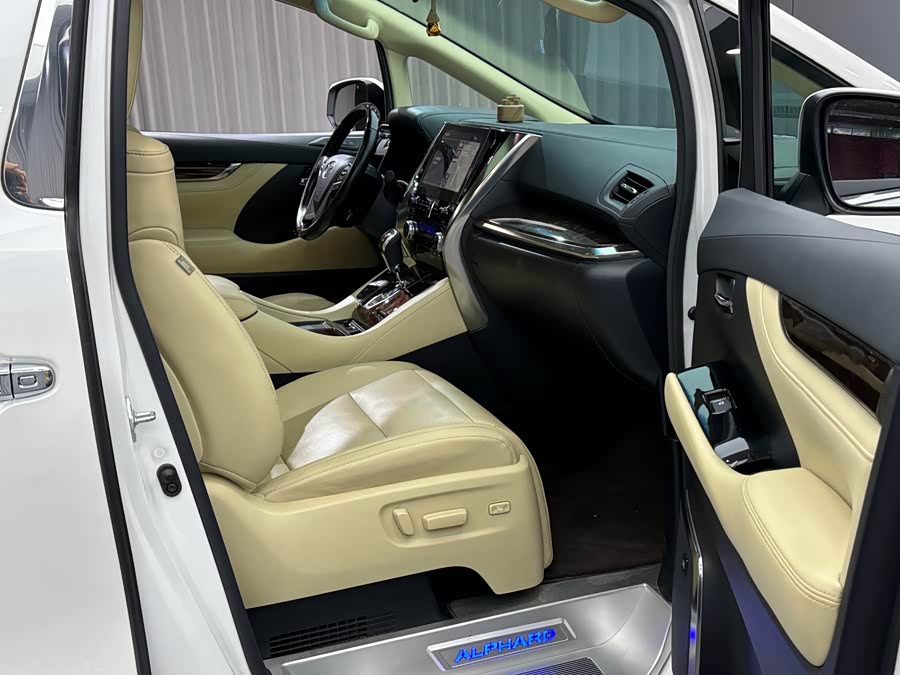 Toyota Alphard 2022, фото 31