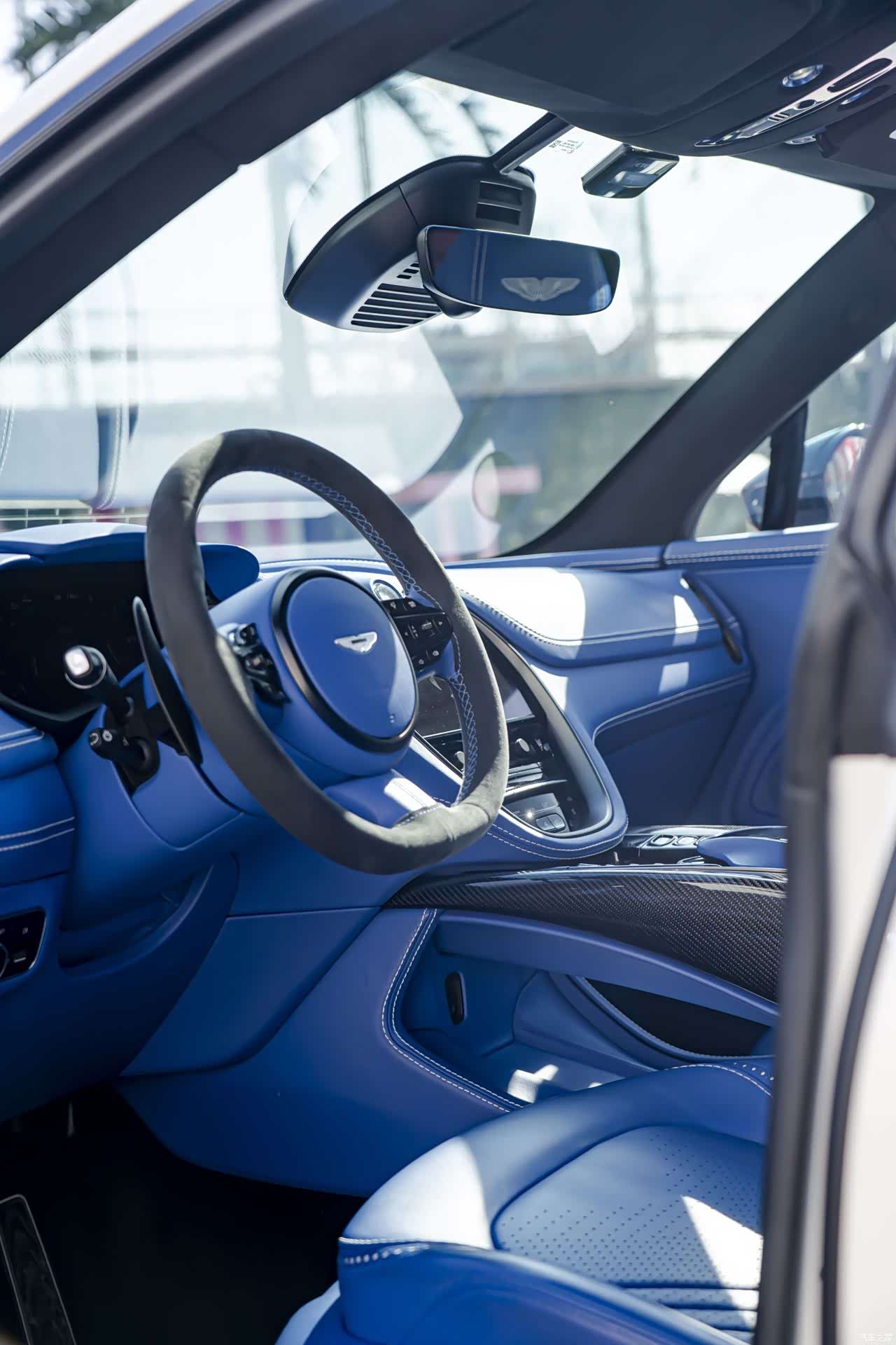 Aston Martin DBX, 2021 11