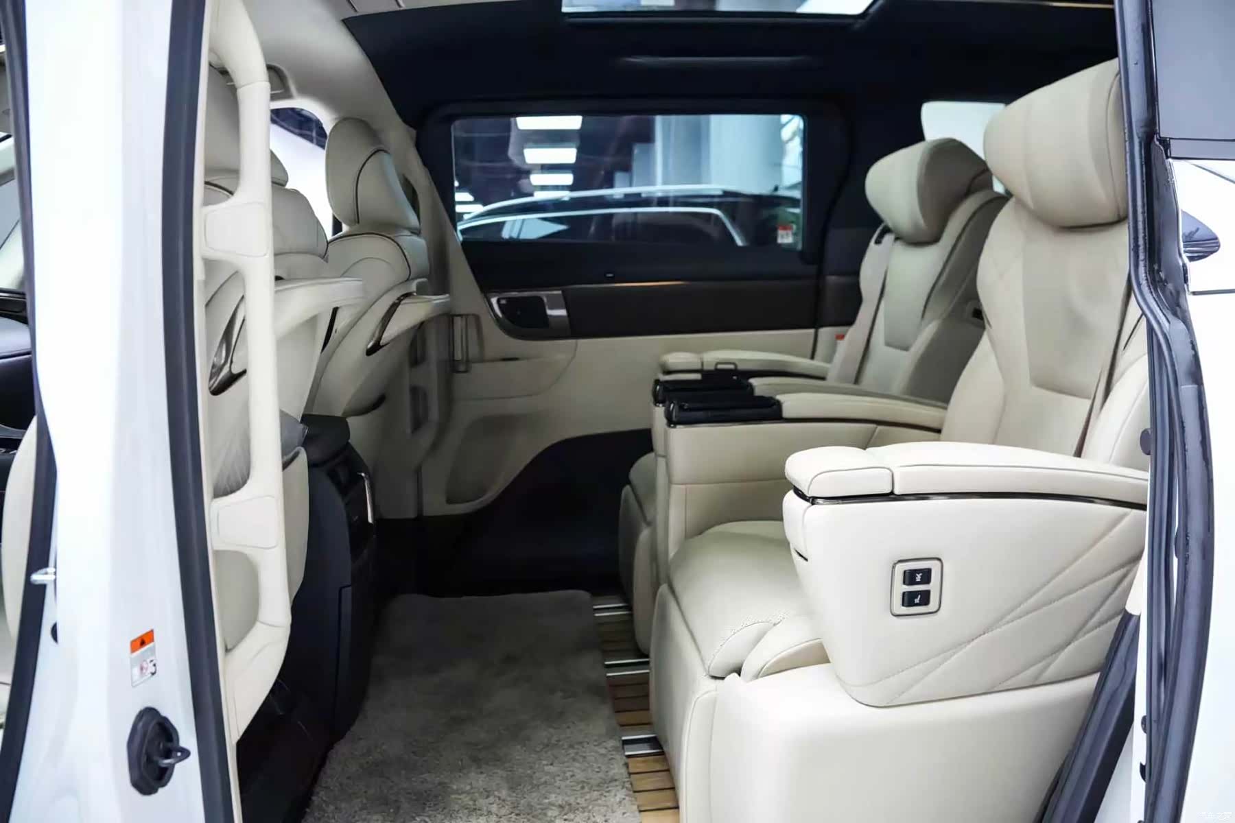 Toyota Alphard, 2024 9