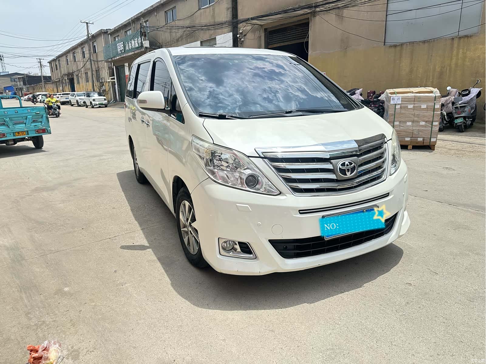 Toyota Alphard, 2013 1