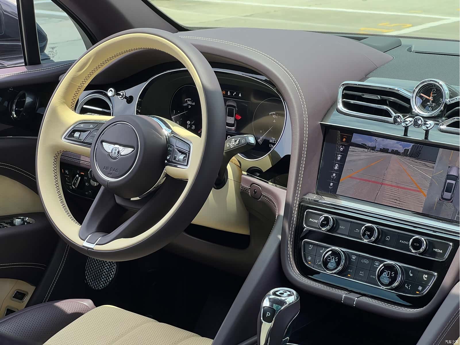 Bentley Bentayga, 2023 16