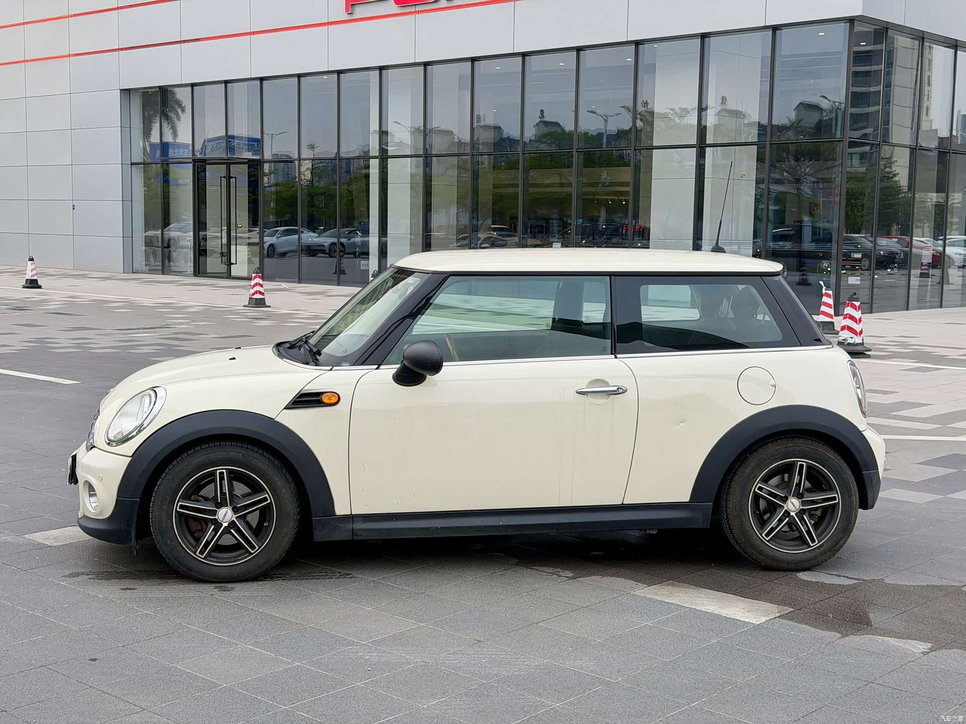 Mini ONE, 2011 14