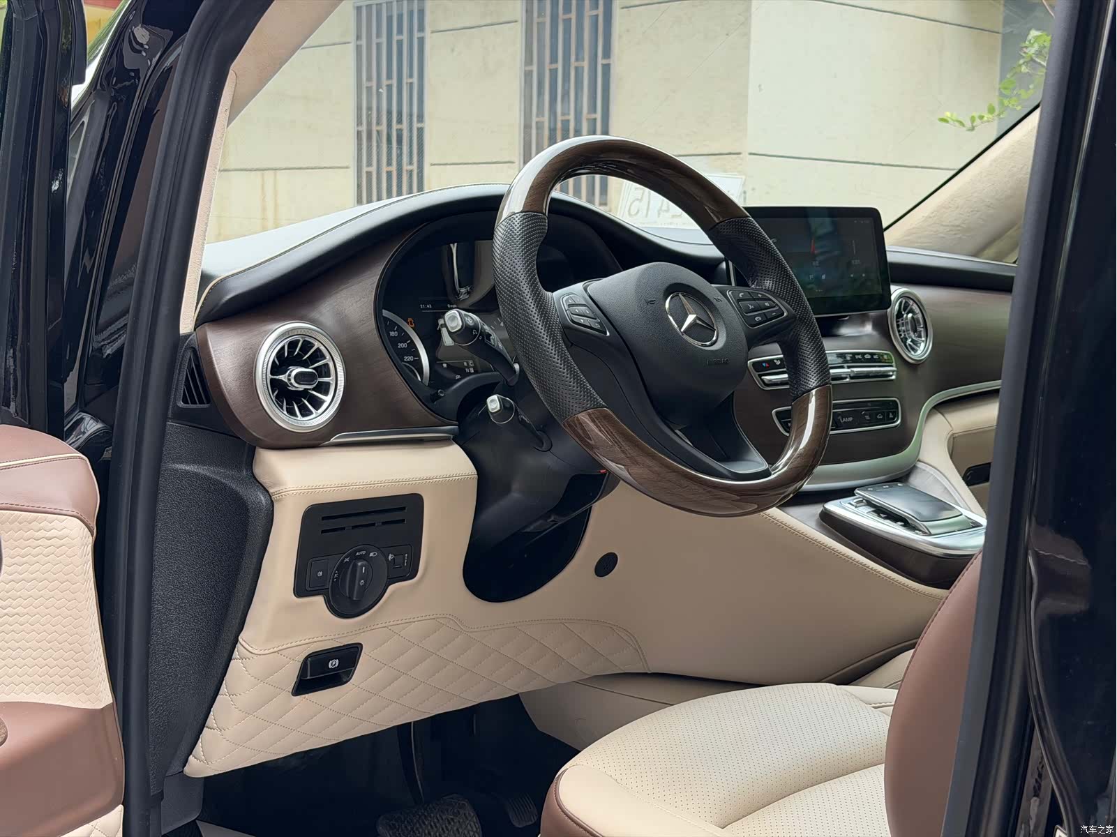 Mercedes-Benz 7, 2023 12