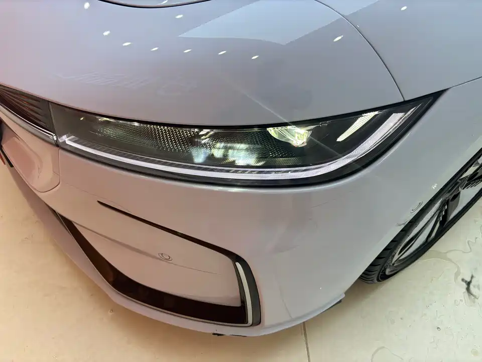 VOYAH Lantu chasing light