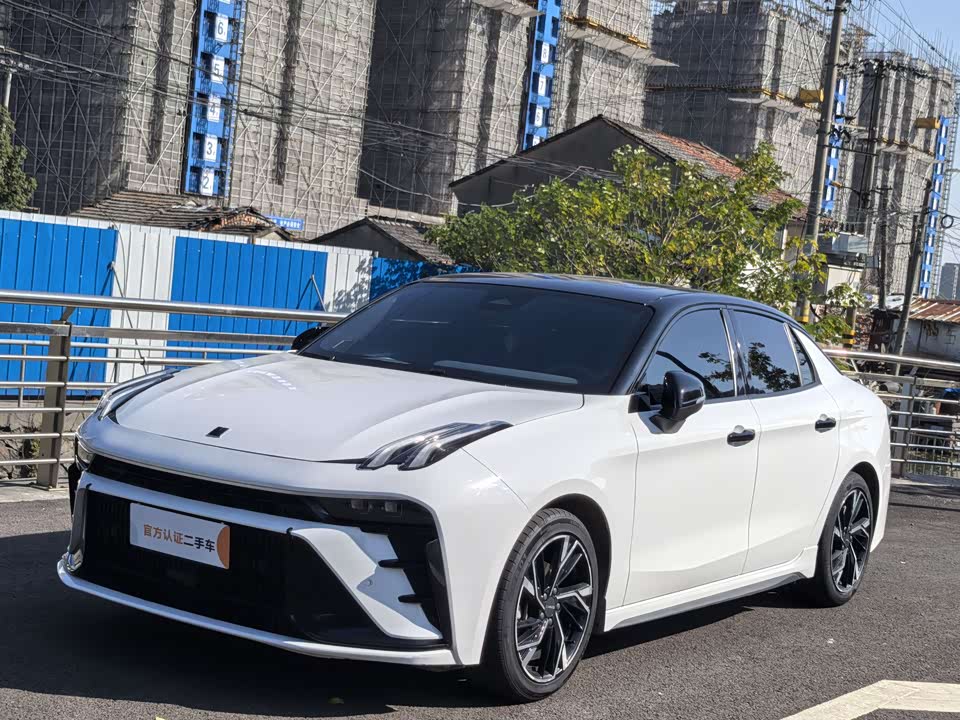 Lynk & Co 03