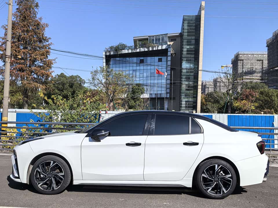 Lynk & Co 03