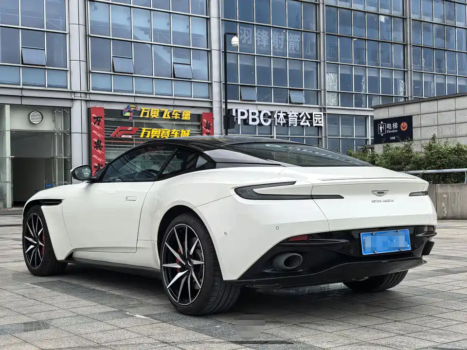 Aston Martin DB11