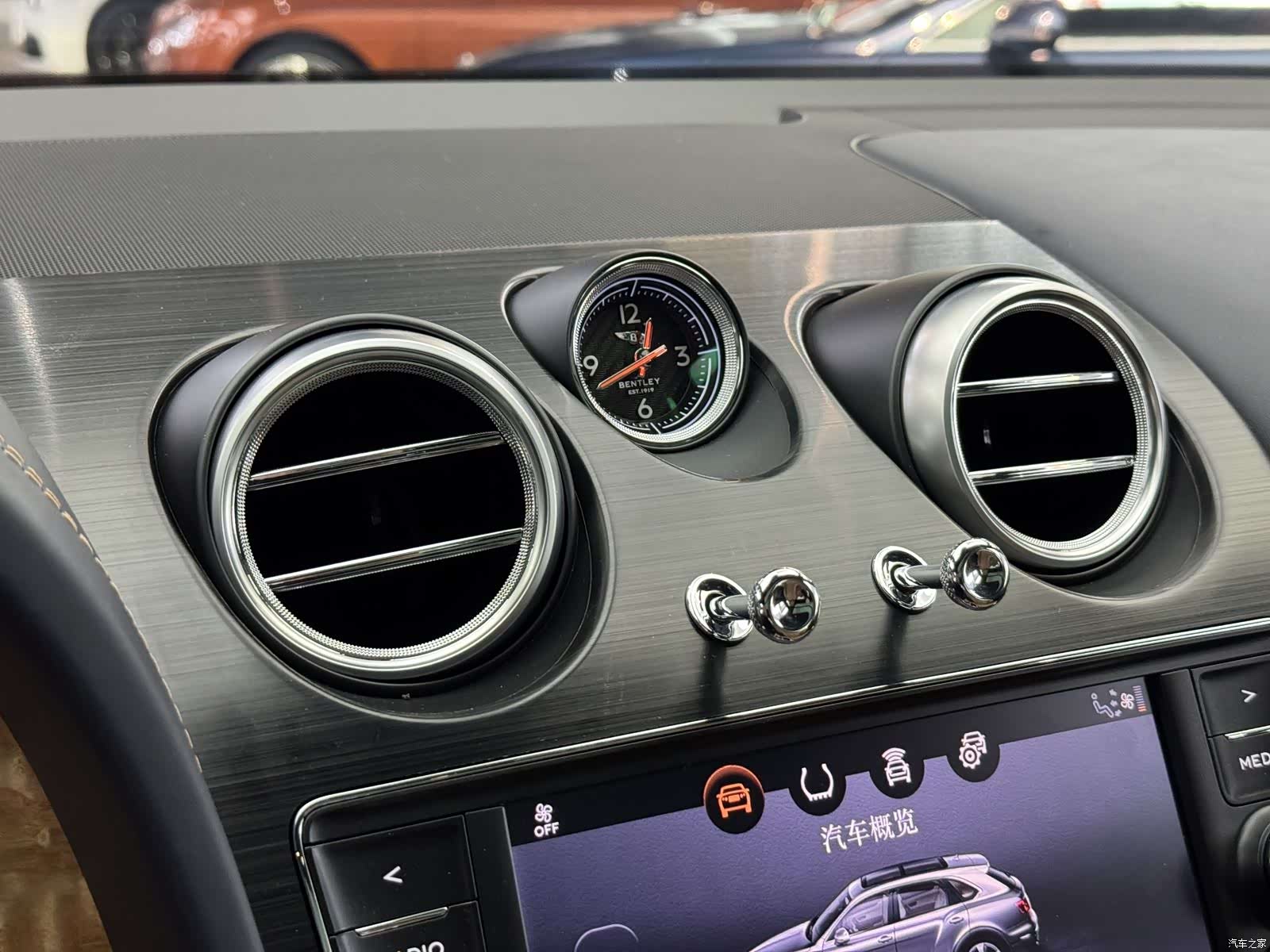 Bentley Bentayga, 2018 12