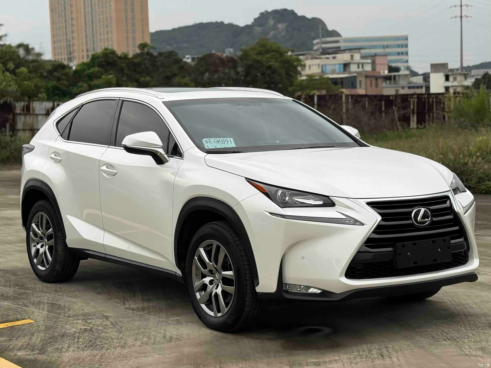 Lexus NX, 2016 1
