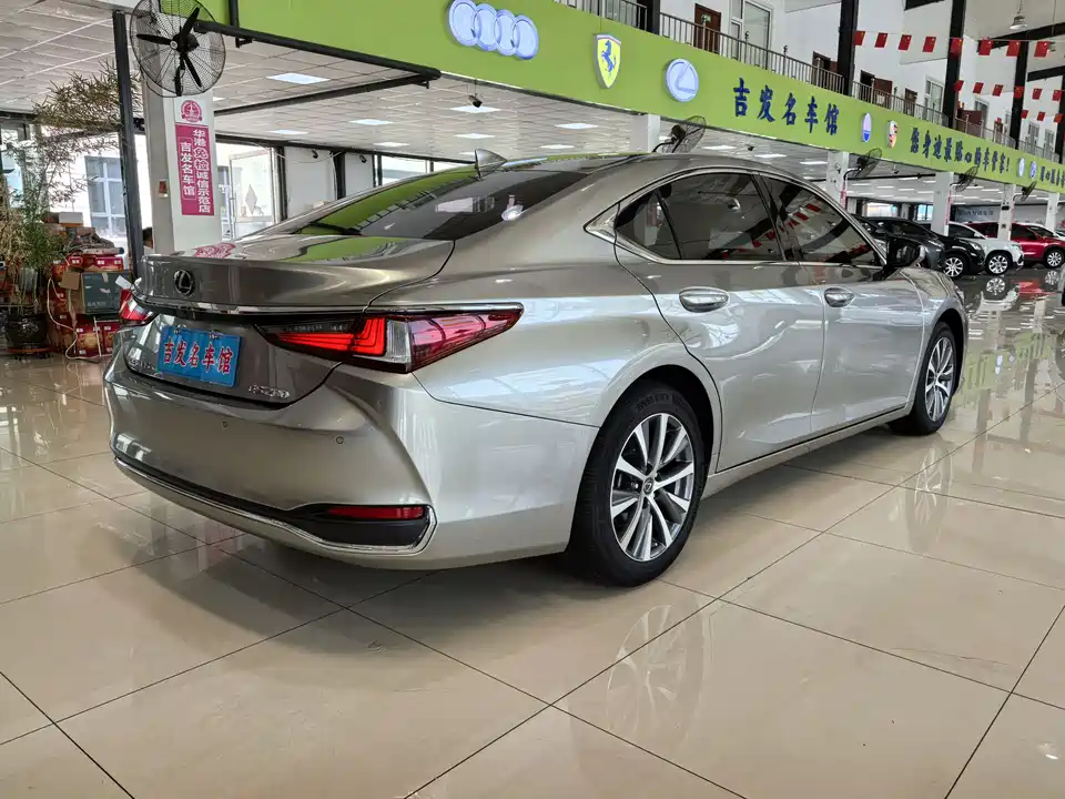 Lexus ES