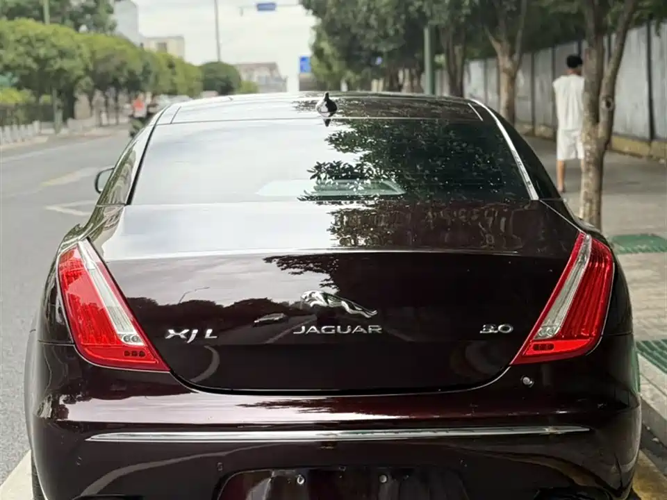 Jaguar XJ