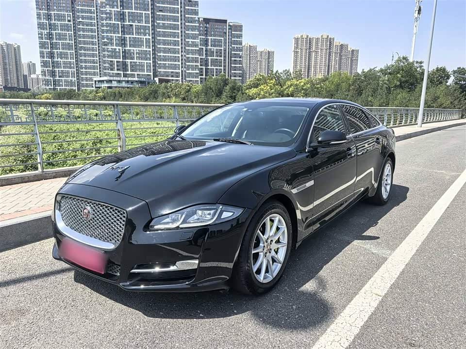 Jaguar XJ