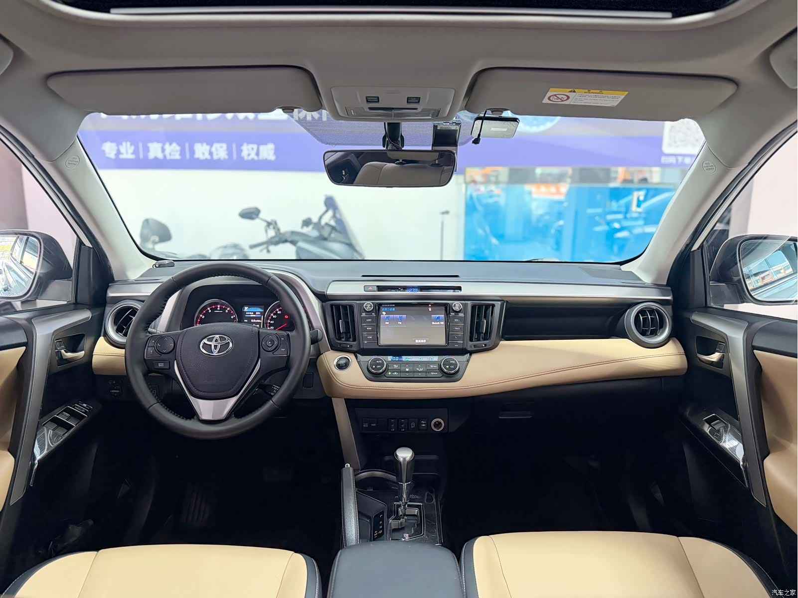 Toyota RAV4, 2017 все фото