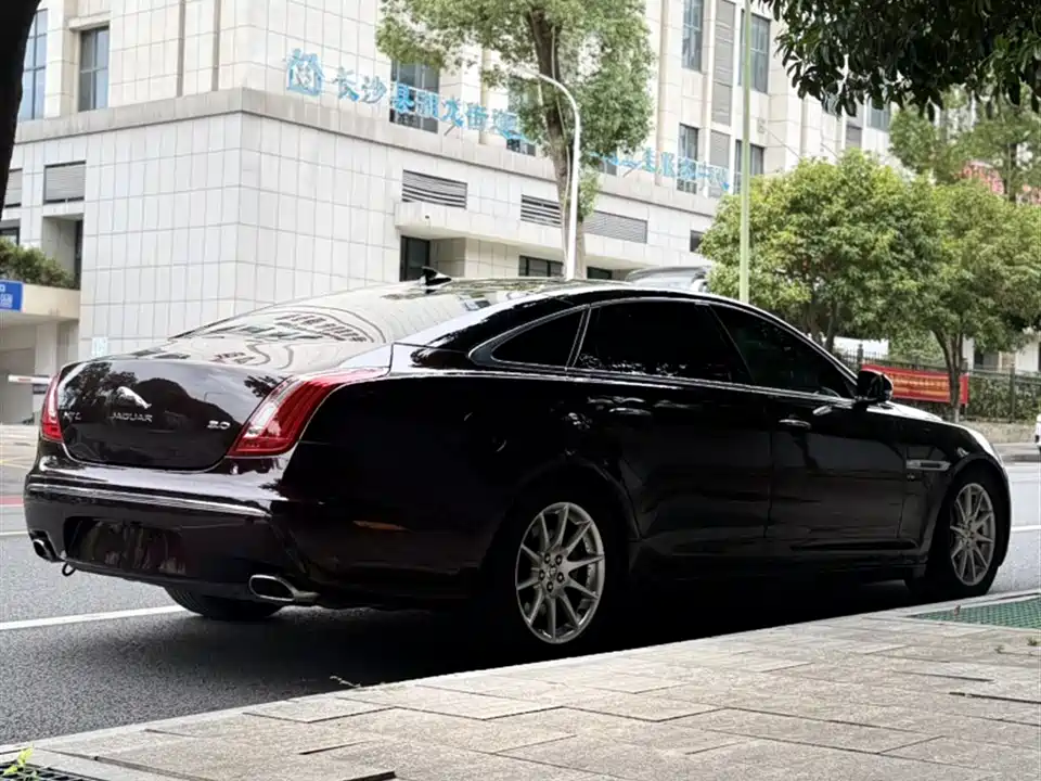 Jaguar XJ