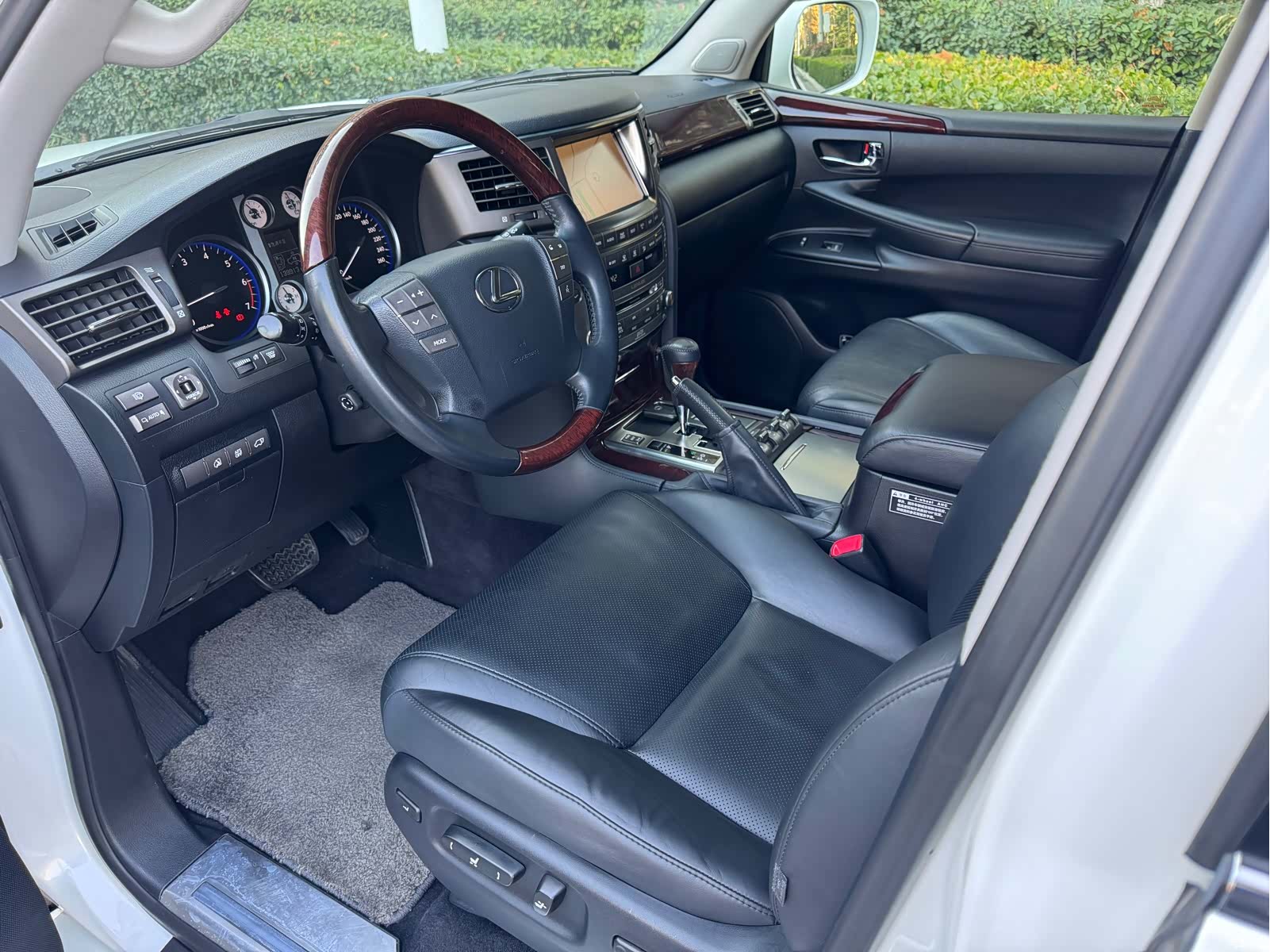 Lexus LX, 2012 4