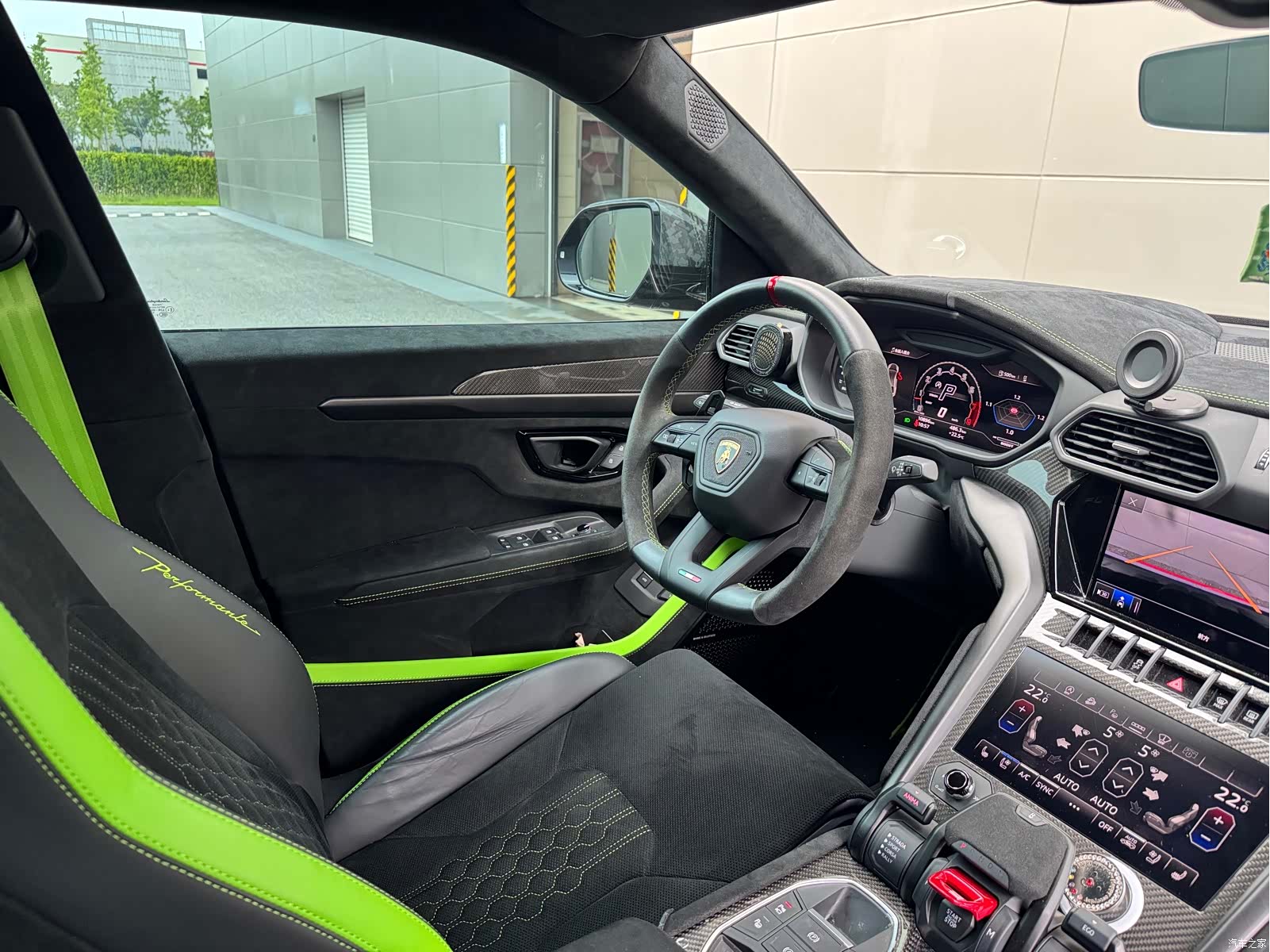 Lamborghini Urus, 2023 16