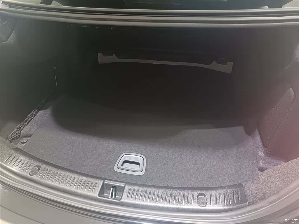 Mercedes-Benz E-Class, 2019 3