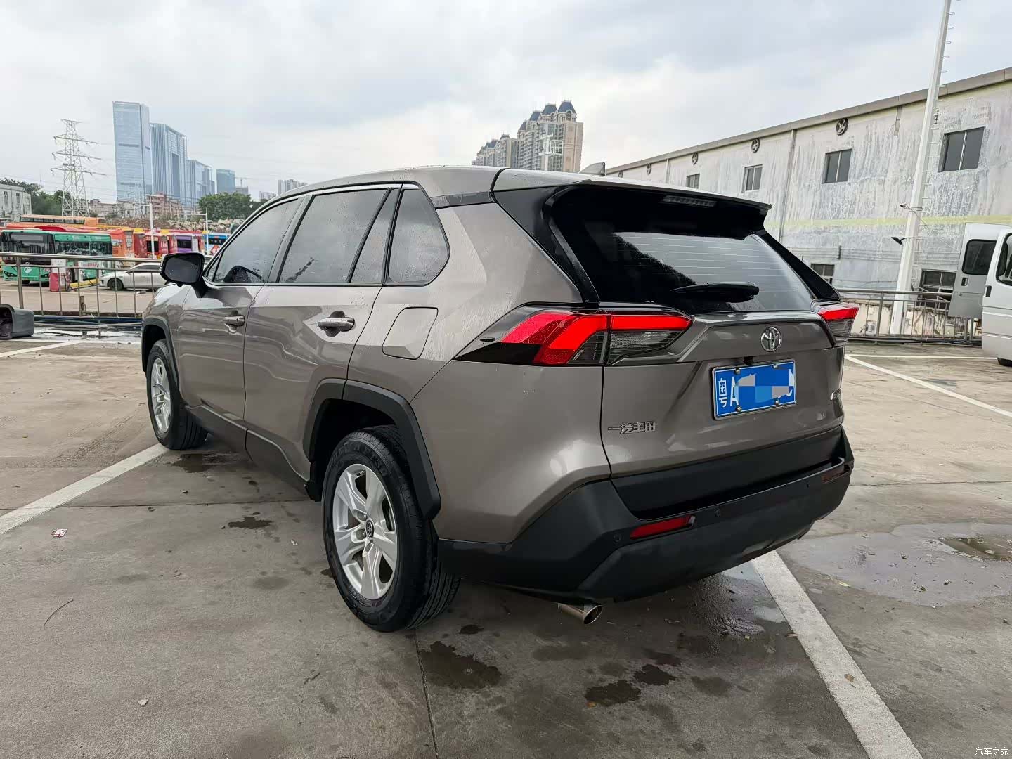 Toyota RAV4, 2022 все фото