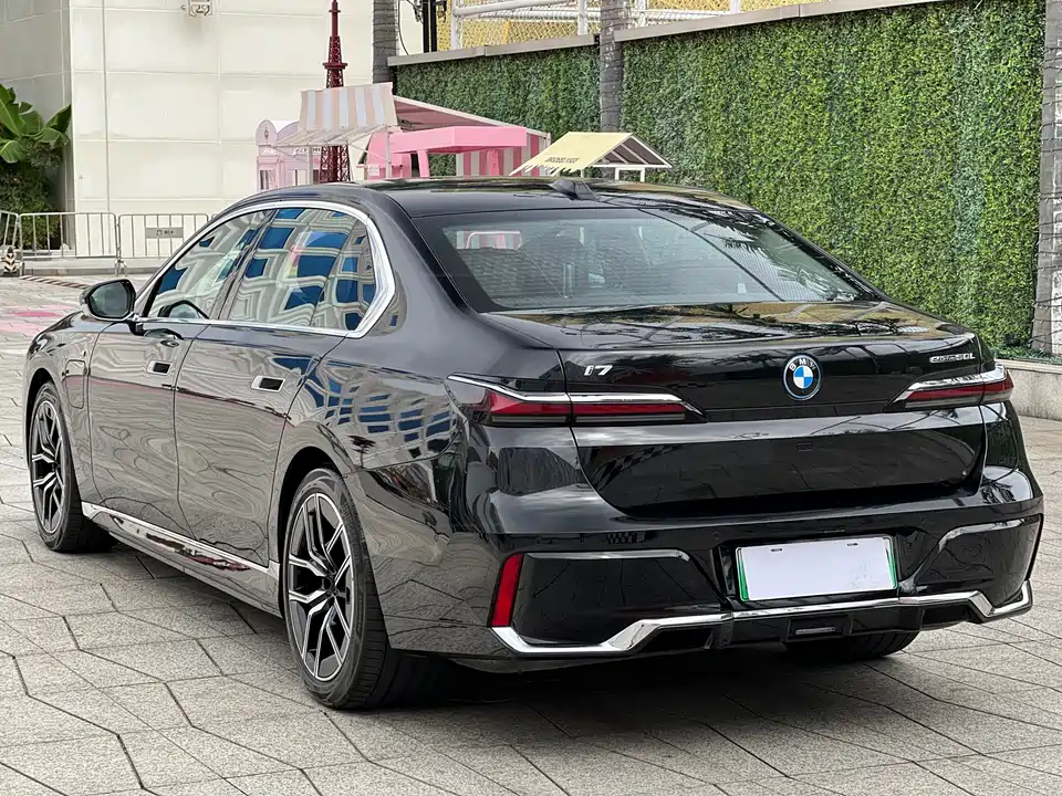 BMW i7