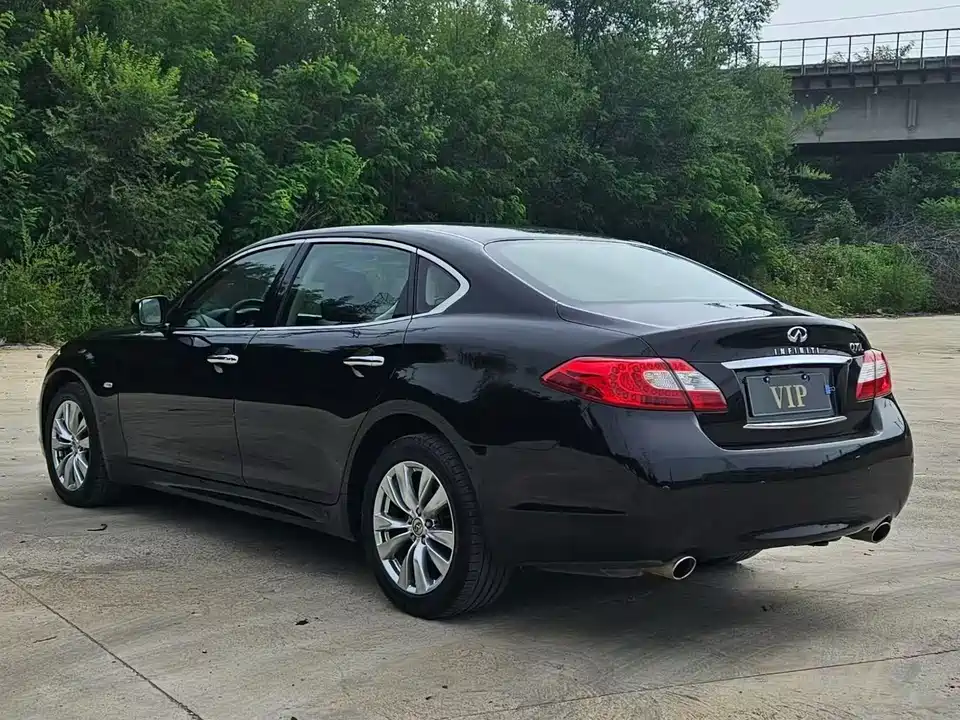 Infiniti Q70