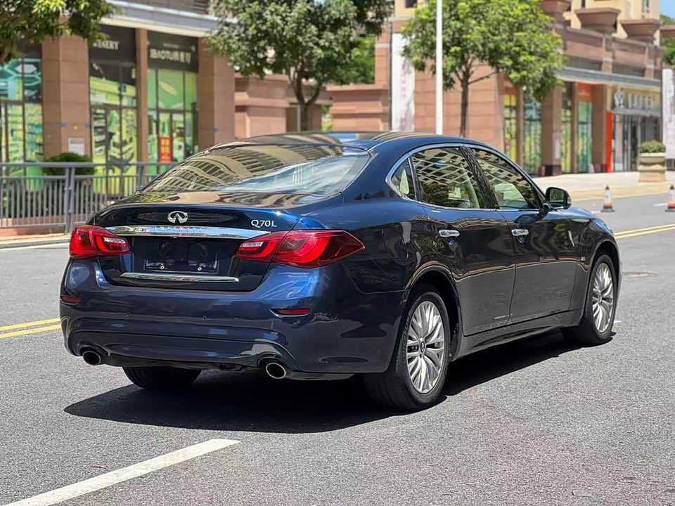 Infiniti Q70