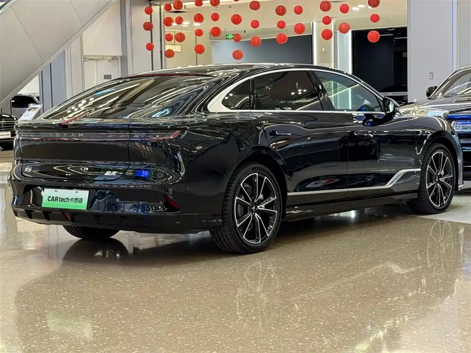 VOYAH Lantu chasing light