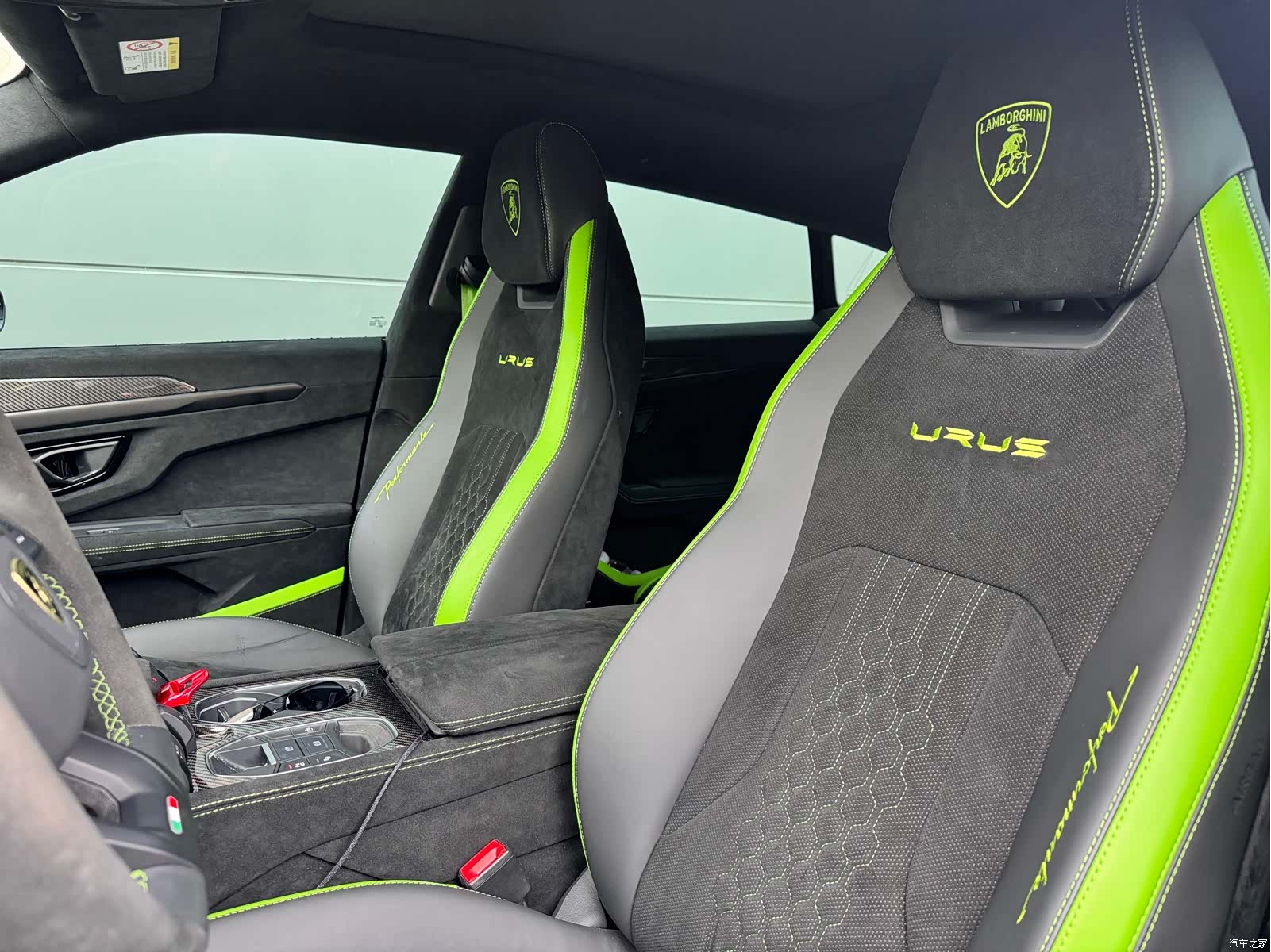 Lamborghini Urus, 2023 13