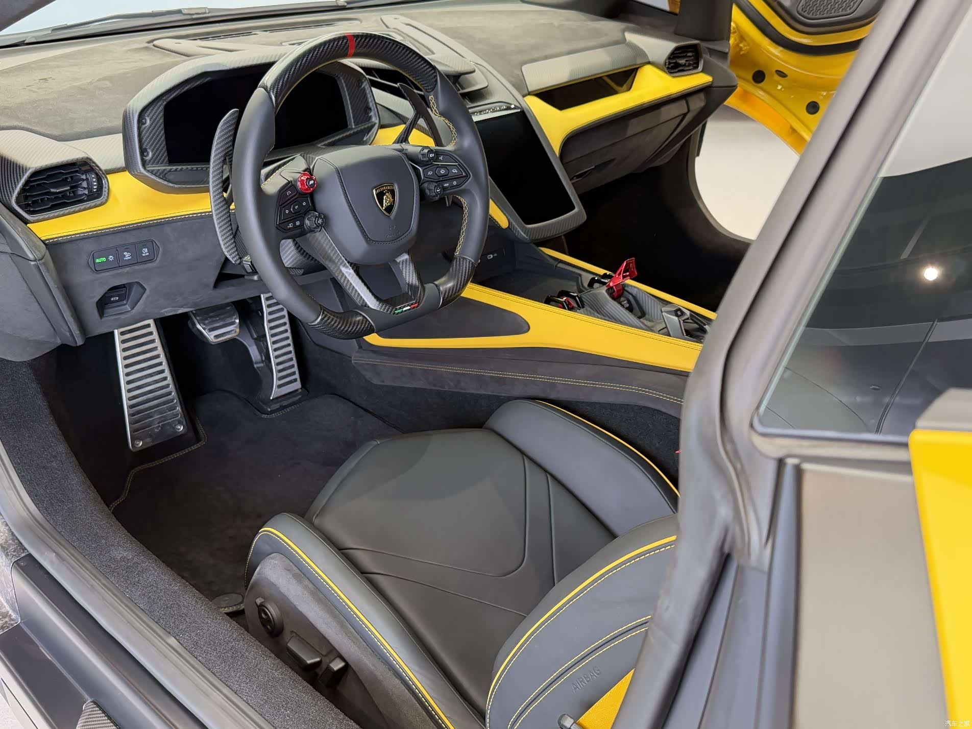 Lamborghini Revuelto, 2025 7